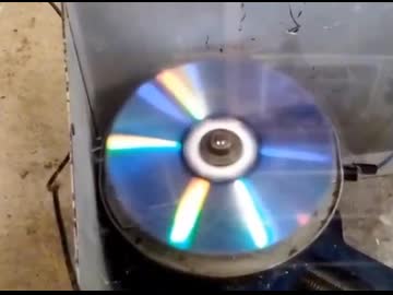 ホモと見る高速回転に耐えられず砕け散るCD