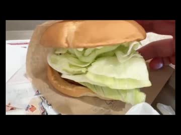 ほぼレタスなバーガーを食べる配信者