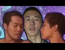 百合の間に挟まる青年アキラ