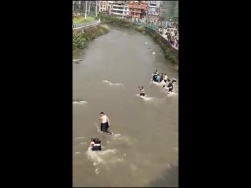 ホモと見る川に流されるネパールの政治家たち