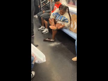 ホモと見る電車の中で足の角質を取る女