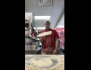 ホモと見る楽しそうにピザを作る陽キャ