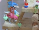 木をかじるインコ キンカチョウとジュウシマツも映る2025年9月23日