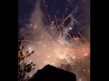 ホモと見る三千発の花火に向かって打ち込む六千発の花火