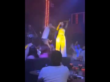 ホモと見る銃を逆に構える女