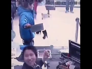 ホモと見る強盗をみて爆笑する受付嬢