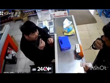 ホモと見る店員に銃を向けられて奪った物を返す強盗