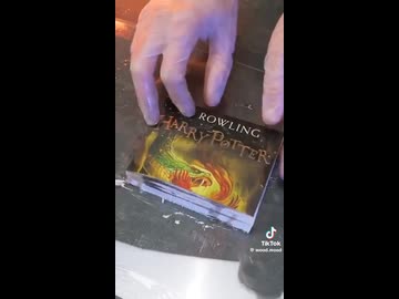 ホモと見る魔改造されてスマホケースになった本