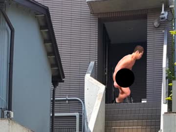 公然の場に全裸で出てしまった先輩