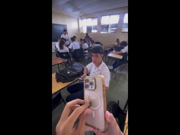 ホモと見る手品を披露するホモガキ