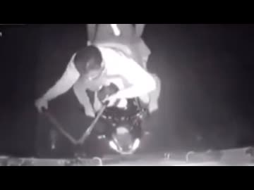 ホモと見る走行中のトラックを狙う強盗