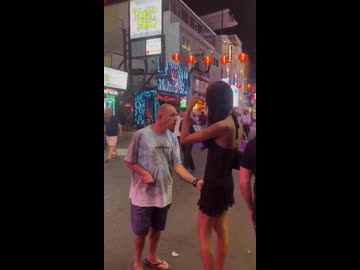 ホモと見るタイ人の女を念入りに調べる男