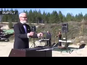 ホモと見る銃で演奏するおじさん