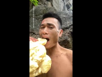 ホモと見る山で見つけたものを片っ端から食らう男