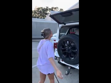 ホモと見る女vsタイヤが邪魔でドアが閉まらない車