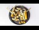 Golden corn lying in the calm circle of a plate.田中鉄也オンド.com