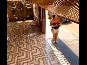 ホモと見る歩きスマホをしていて倉庫に格納されるおばさん