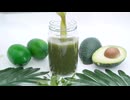 Fresh green juice gently poured into a glass bottle.田中鉄也　オンド.com