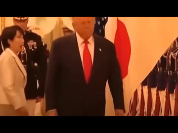 栄誉礼で日の丸を無視するトランプ