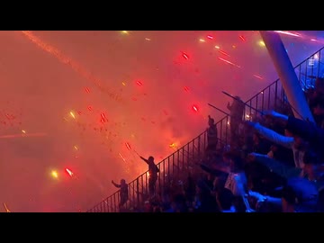 ホモと見る観客が花火を打ち込みまくるサッカースタジアム