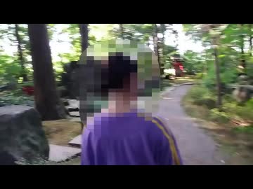 鳥居のそばに「ワケアリ SNSで噂の心霊動画10本 1」