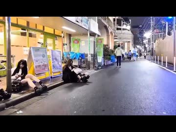 ホモと見る職質を避けるため座って待機する立ちんぼ女たち