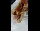 MOSバーガー（モスバーガー）の期間限定商品の月見フォカッチャは中に半熟タマゴが入っているし、ウインナー入りだ