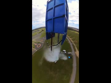 ホモと見る車vs２トンの水