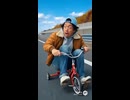 三輪車で高速道路を走りスピード違反をするおじさん