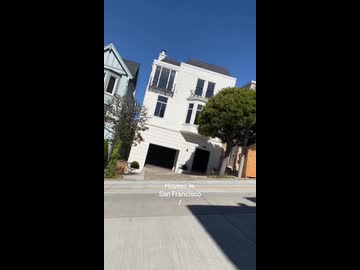 ホモと見る斜面に建てられた家