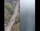 ホモと見る天国への階段登りを再現しようとしてガードレールを突き破る中国の自動車