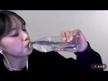 ホモと見るいろはすの飲み方も豪快だった例の女優