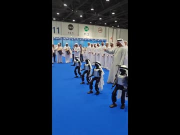 ホモと見るアッラーへ祈りをささげるロボット