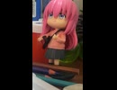 Bocchi bien concentrada viendo el aire acondicionado