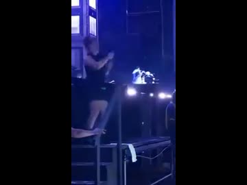 ホモと見るエミネムのラップを翻訳する手話通訳者