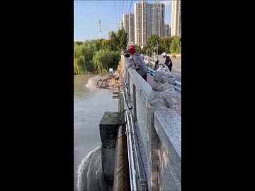 中国の屋形船が橋にぶつかり人類滅亡