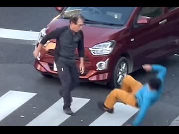 ホモと見る車をブロッキングする男を押し倒してしまうオッサン