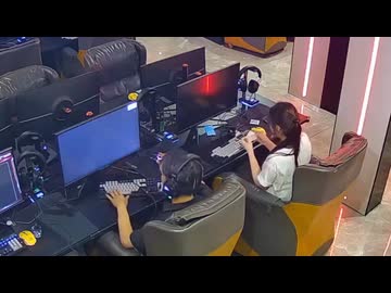 ホモと見るPCの電源を入れようとして隣のPCの電源を落とす女