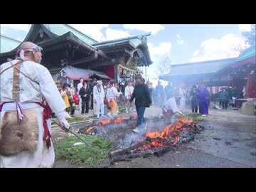 「渡るときドキドキ」「新しい1年楽しく過ごせるように」無病息災祈願する火渡り神事　護摩木を焼いた灰の上を裸足で歩く　福岡市の愛宕神社
