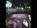 鎌倉市の鶴岡八幡宮前の通りで、すぐ近くに信号機付き横断歩道があるのに、黒い服装でゆったり道路横断するDQN