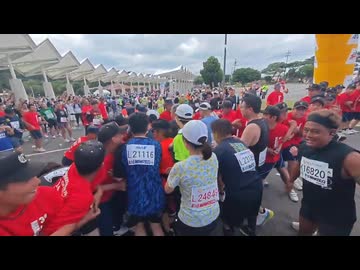 ホモと見るマラソンで失格になってもゴールしようとする選手たち