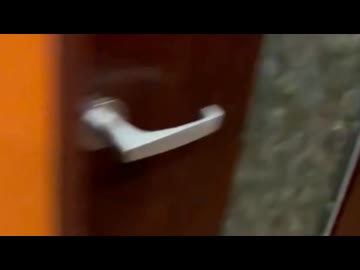 ホモと見るカラオケ店に響き渡る謎の女の声