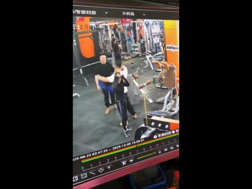 ホモと見るトレーニングに巻き込まれて落ちそうになる女