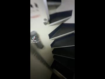 ホモと見る飛行機の中にある謎の階段