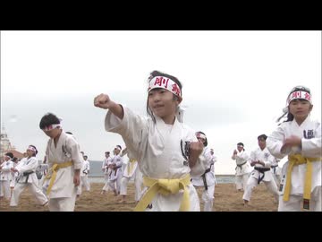 空手道場の200人が冬の海に入り心身鍛える「寒行」今年で６３回目