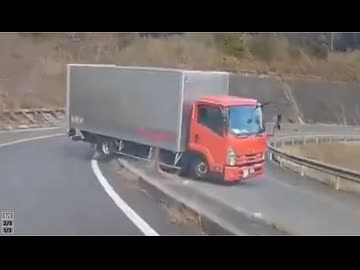 ホモと見る運転手が意識を失い事故ってしまう郵便局トラック