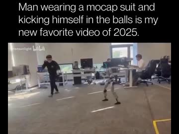 ホモと見る自分が操作するロボットにタマを蹴られる男