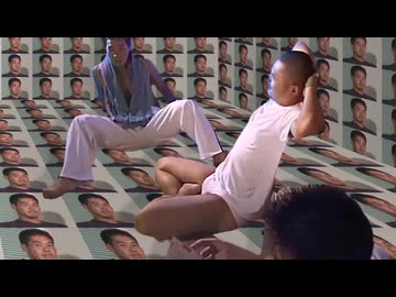 野獣先輩の画像が大量に貼られた部屋で撮影された空手部