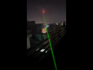 ホモと見る新年を祝う花火を撃ち落とす高出力レーザー