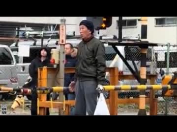 ホモと見る踏切内で立ち尽くしてしまう謎のジジイ